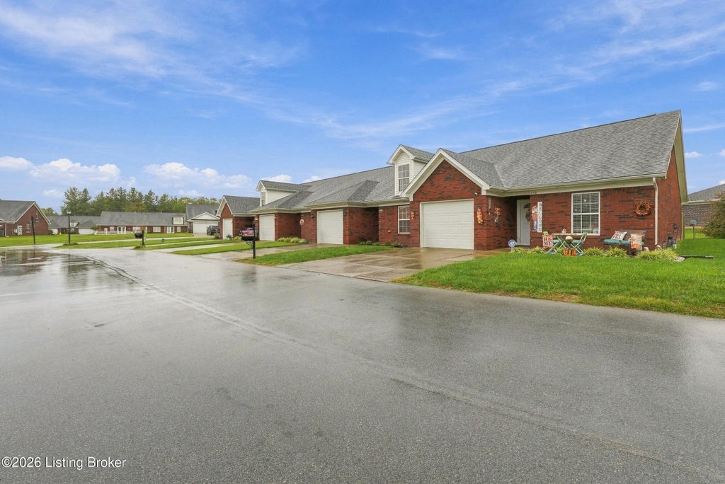Photo of 6704 Eagle Wood Dr, Louisville, KY 40272 (MLS # 1732000)