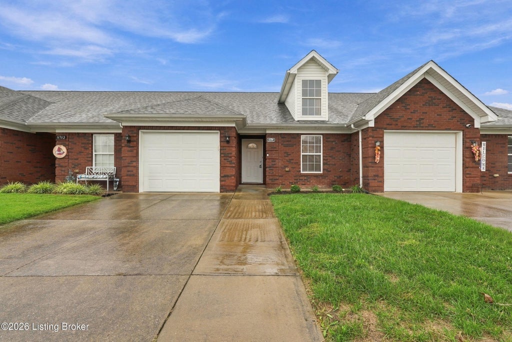 Photo of 6704 Eagle Wood Dr, Louisville, KY 40272 (MLS # 1732000)
