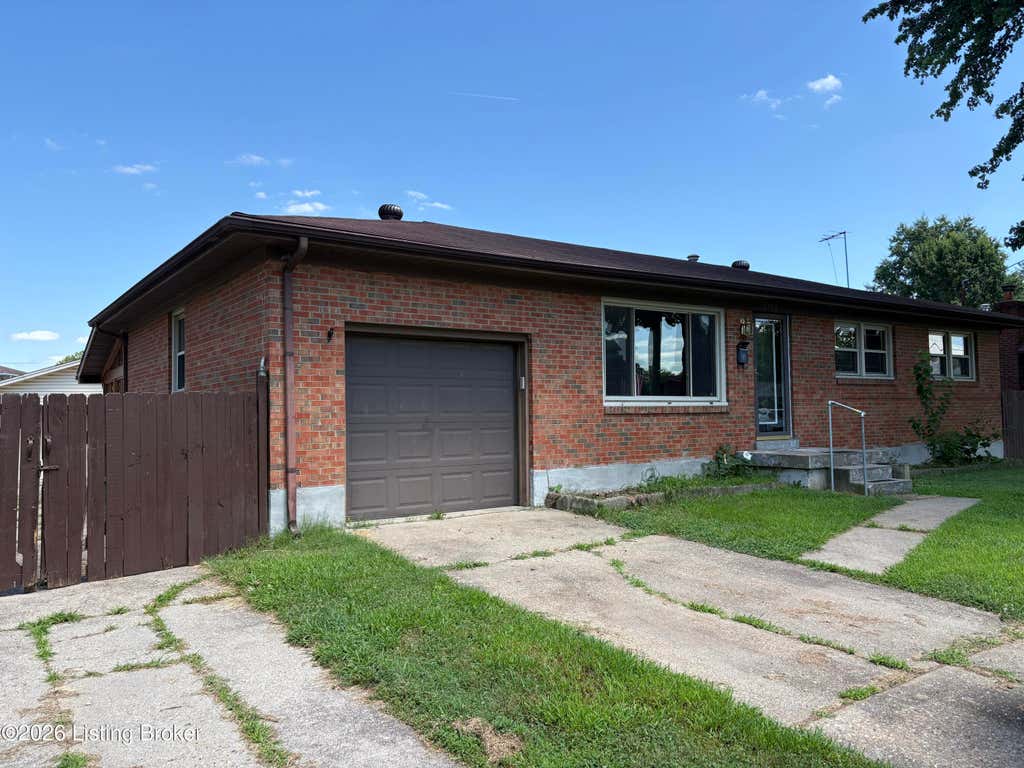Photo of 6709 Falling Star Dr, Louisville, KY 40272 (MLS # 1724087)