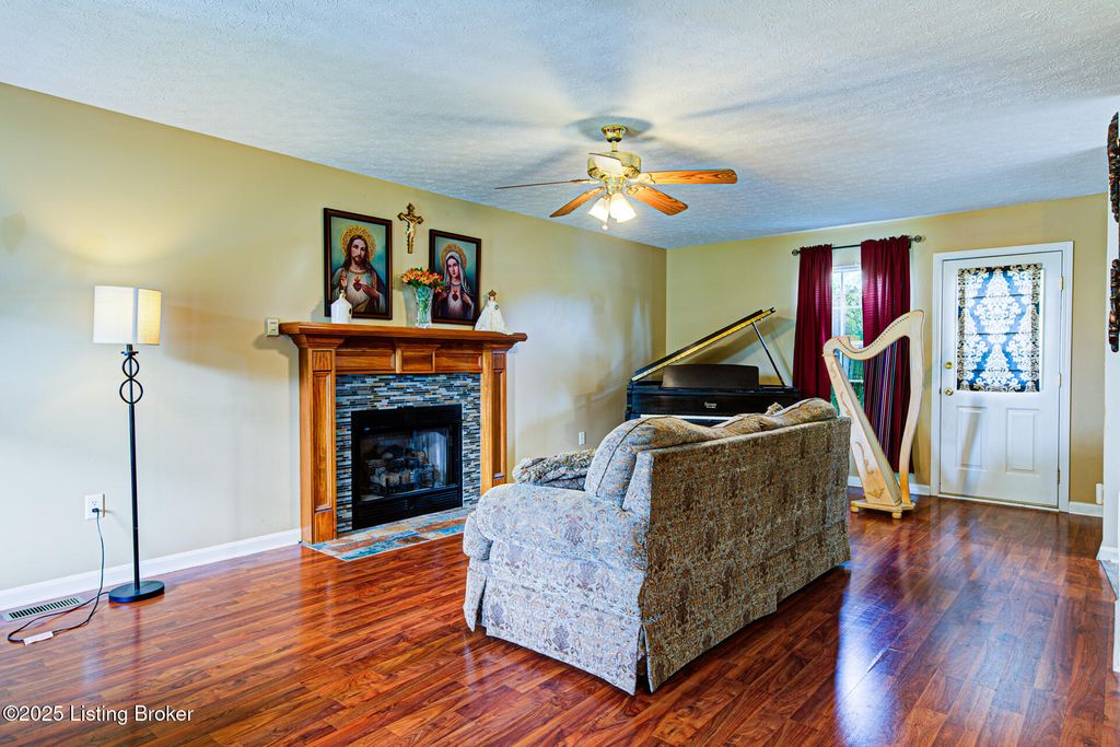 Photo of 27 Galahad Ct, Rineyville, KY 40162 (MLS # 1700644)