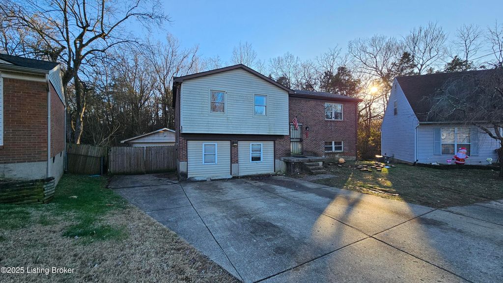 Photo of 9116 Maiden Ct, Louisville, KY 40229 (MLS # 1705612)