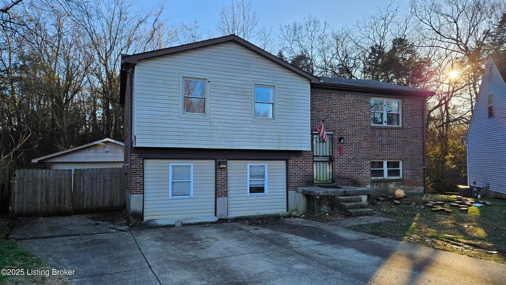 Photo of 9116 Maiden Ct, Louisville, KY 40229 (MLS # 1705612)