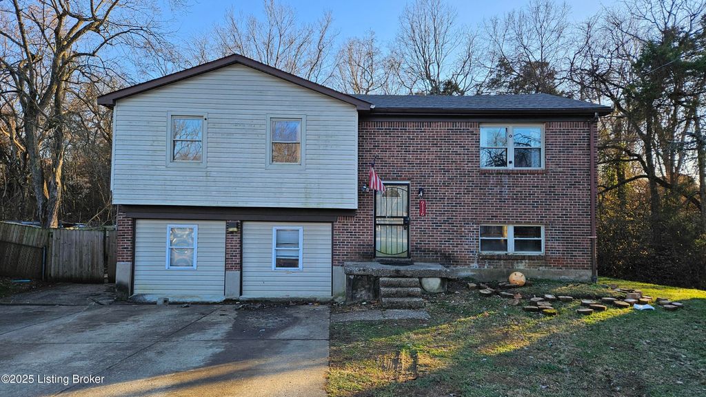 Photo of 9116 Maiden Ct, Louisville, KY 40229 (MLS # 1705612)