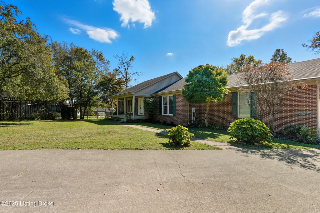Photo of 4700 Edds Ct, Crestwood, KY 40014 (MLS # 1700787)