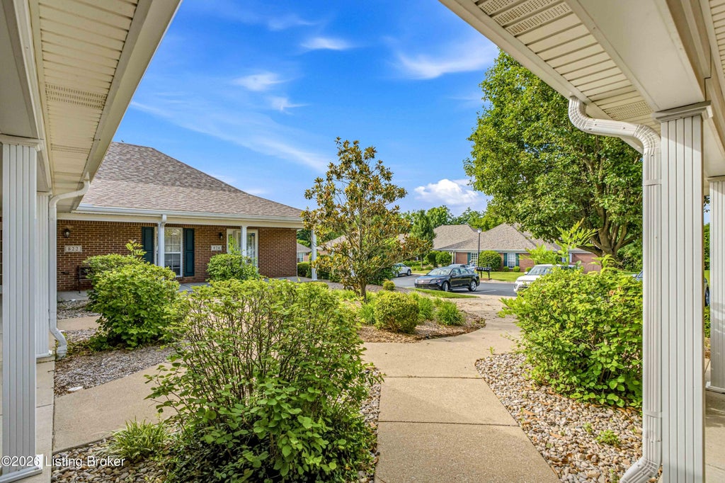 Photo of 816 Garden Pointe Dr, Simpsonville, KY 40067 (MLS # 1721151)