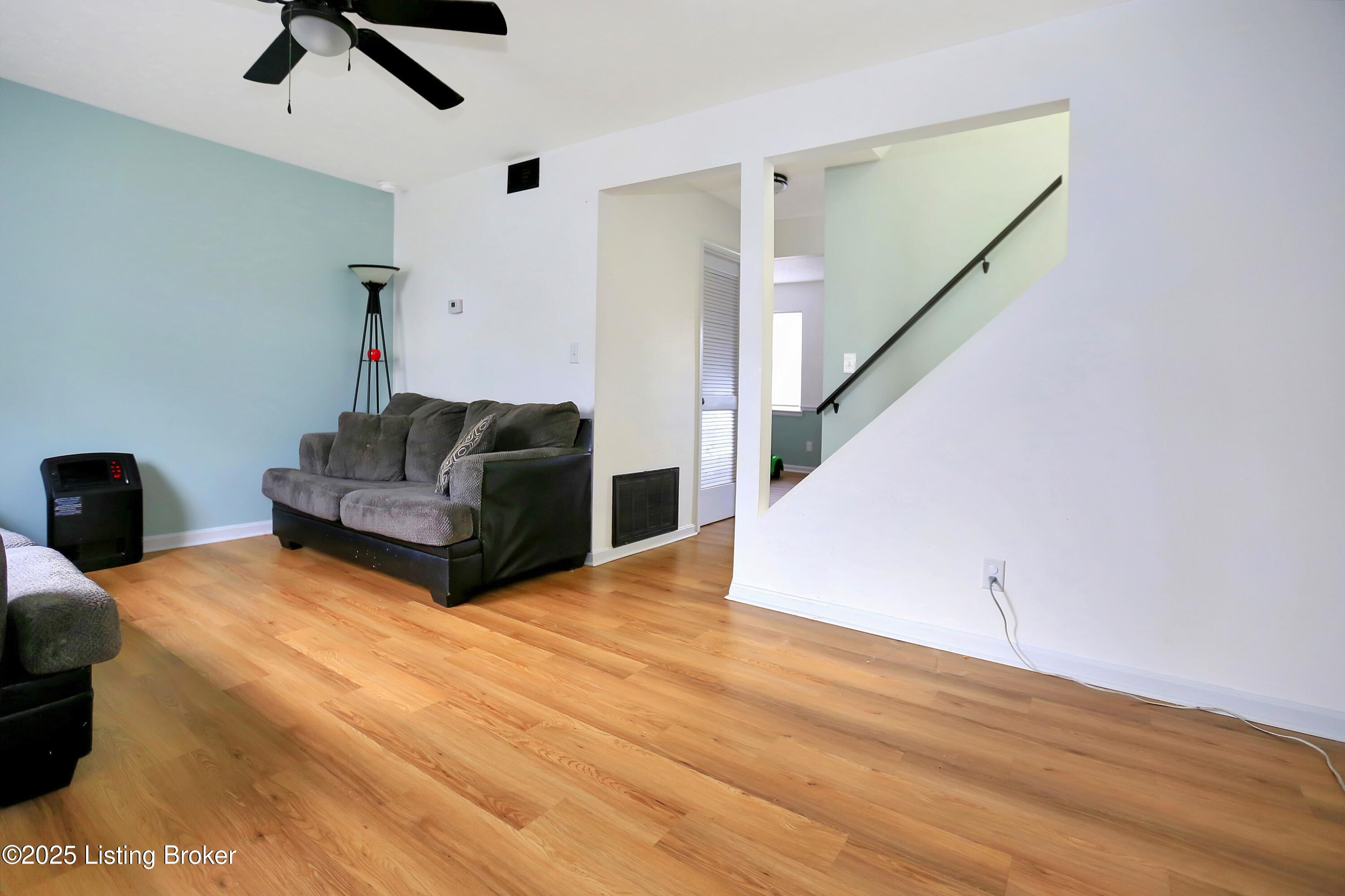6904 Holly Lake Dr, Louisville, Kentucky image 3