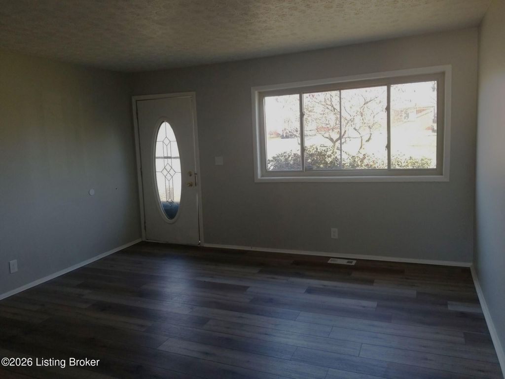 Photo of 9812 Saturn Dr, Louisville, KY 40229 (MLS # 1711583)