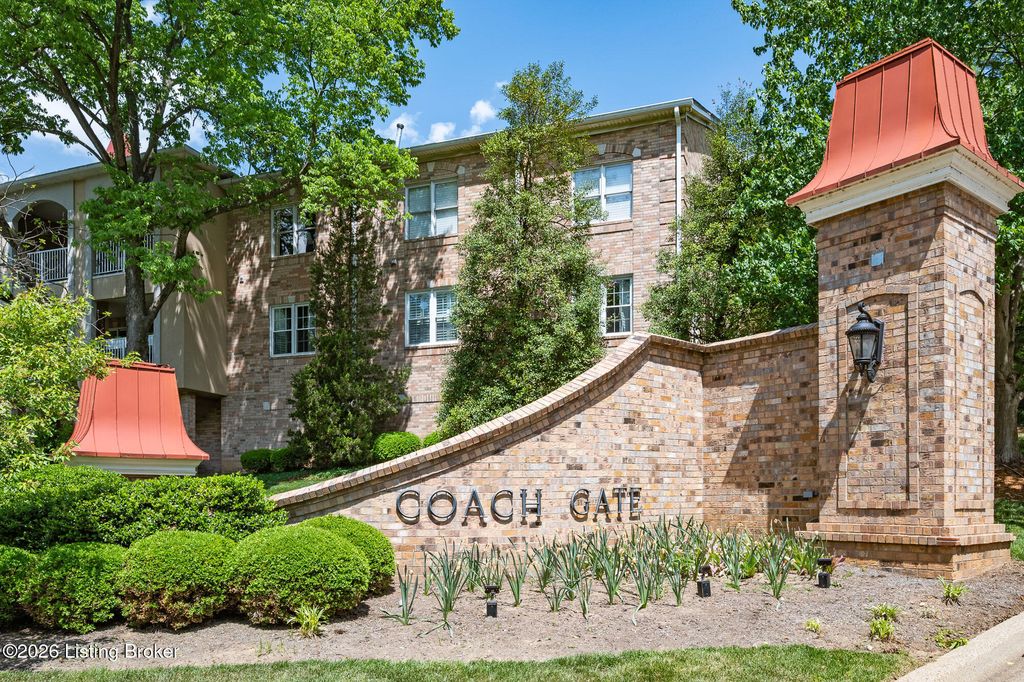 Photo of 5601 Coach Gate Wynde #APT 34, Louisville, KY 40207 (MLS # 1715509)