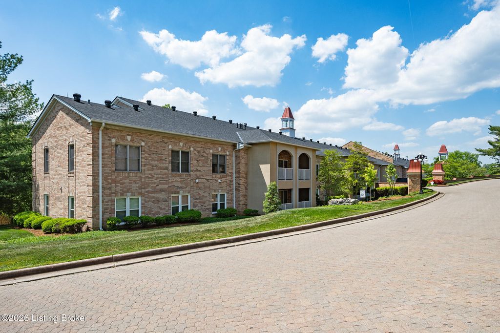 Photo of 5601 Coach Gate Wynde #APT 34, Louisville, KY 40207 (MLS # 1715509)