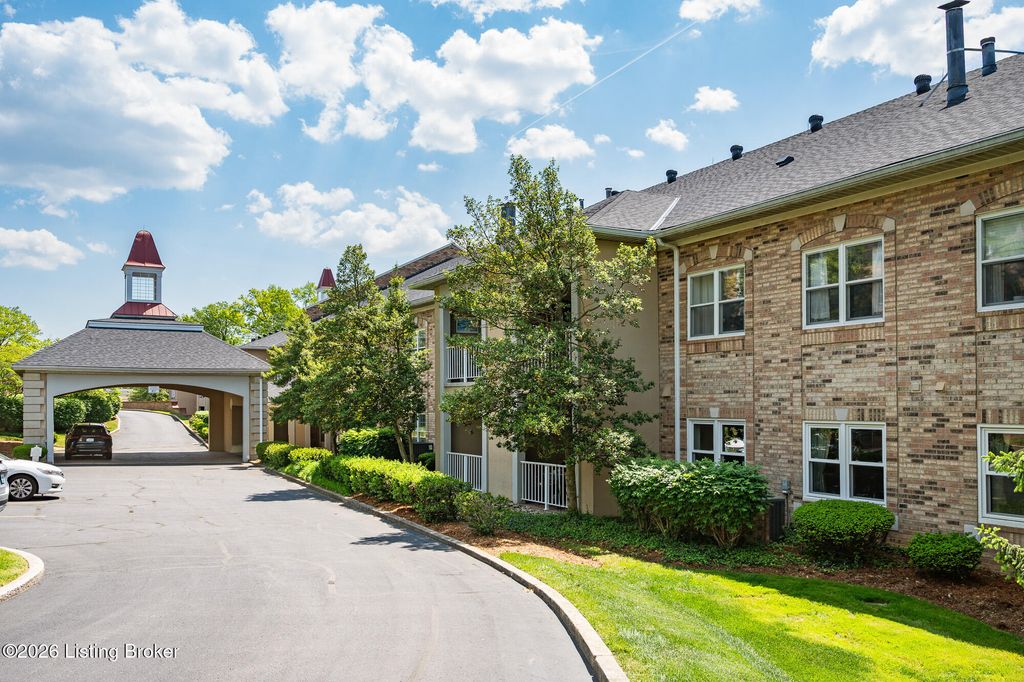 Photo of 5601 Coach Gate Wynde #APT 34, Louisville, KY 40207 (MLS # 1715509)