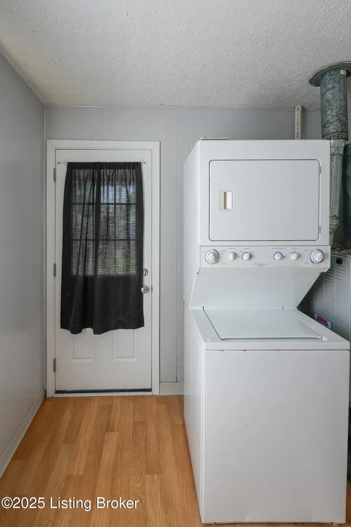 Louisville, Kentucky 40215, United States, 3 Bedrooms Bedrooms, ,1 BathroomBathrooms,Residential,Active,159889