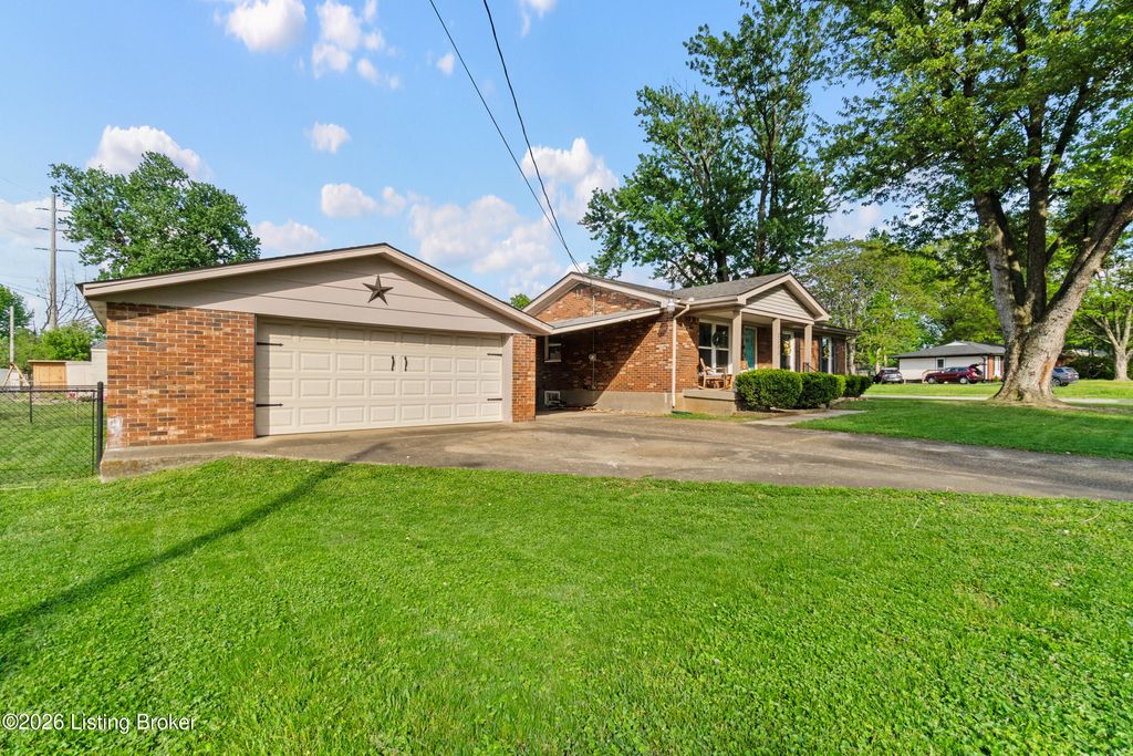 Photo of 2303 Woodmont Dr, Louisville, KY 40220 (MLS # 1714884)