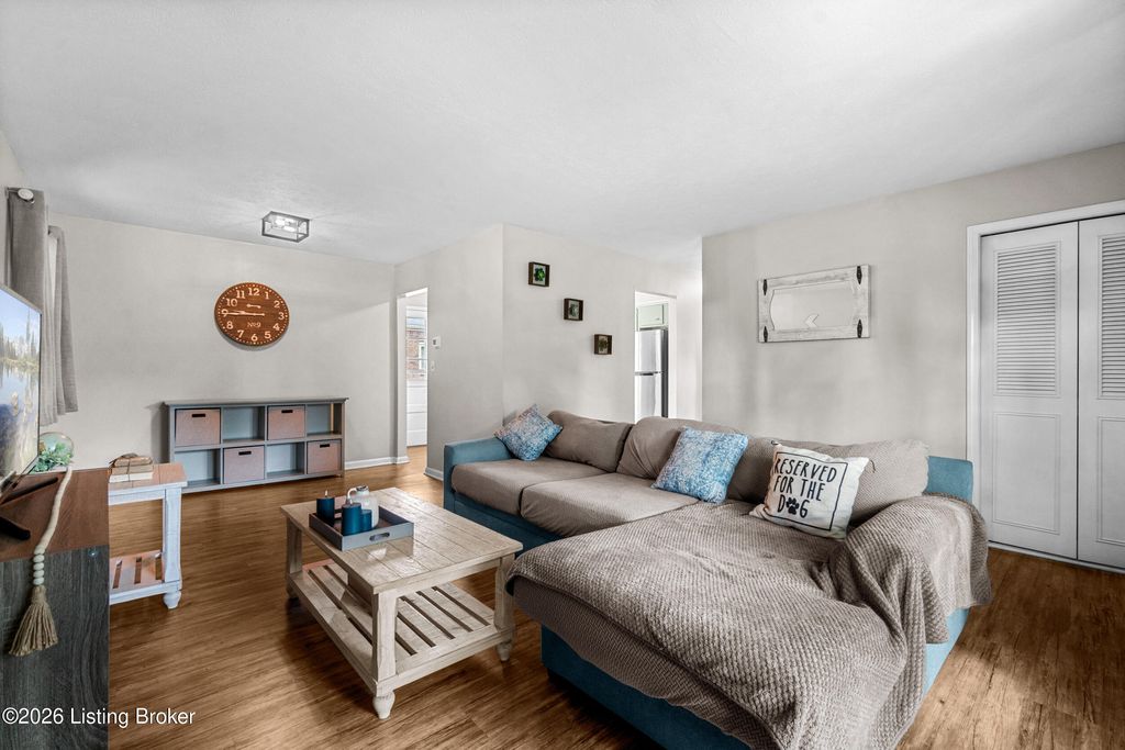 Photo of 2303 Woodmont Dr, Louisville, KY 40220 (MLS # 1714884)