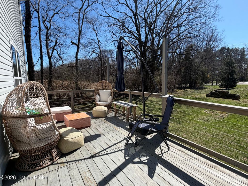 Photo of 2000 Meadows Edge Ln, Louisville, KY 40245 (MLS # 1710909)