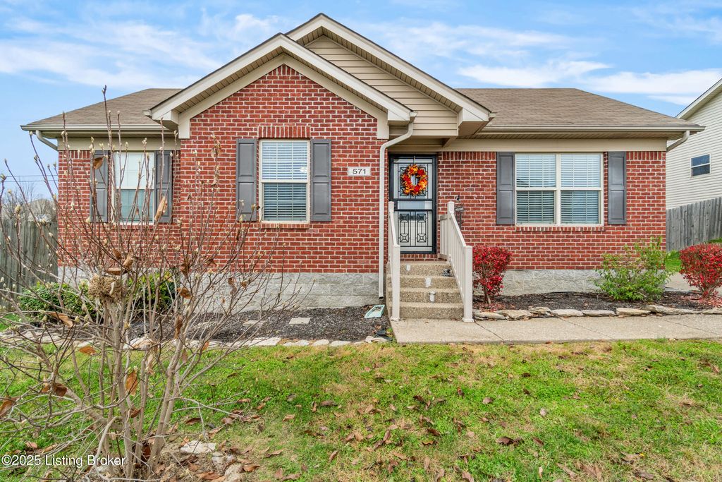 Photo of 571 Birchwood Cir, Shelbyville, KY 40065 (MLS # 1704225)