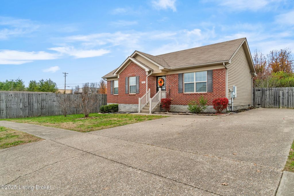 Photo of 571 Birchwood Cir, Shelbyville, KY 40065 (MLS # 1704225)