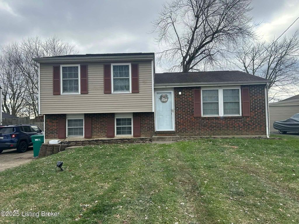 Photo of 243 Saguaro Dr, Louisville, KY 40229 (MLS # 1705589)