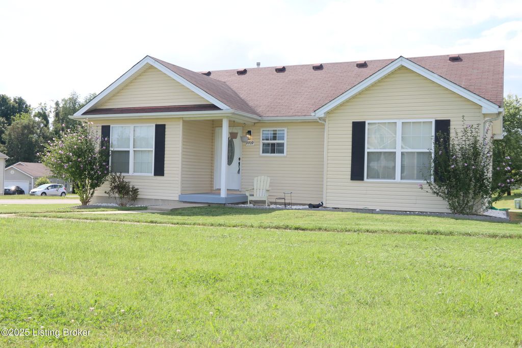 Photo of 9709 Williamsborough Ln, Louisville, KY 40291 (MLS # 1713803)