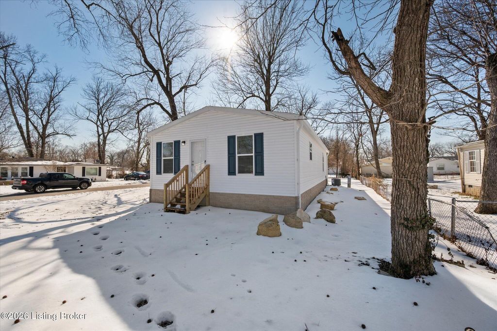 Photo of 221 Williams St, Jeffersonville, IN 47130 (MLS # 1709119)