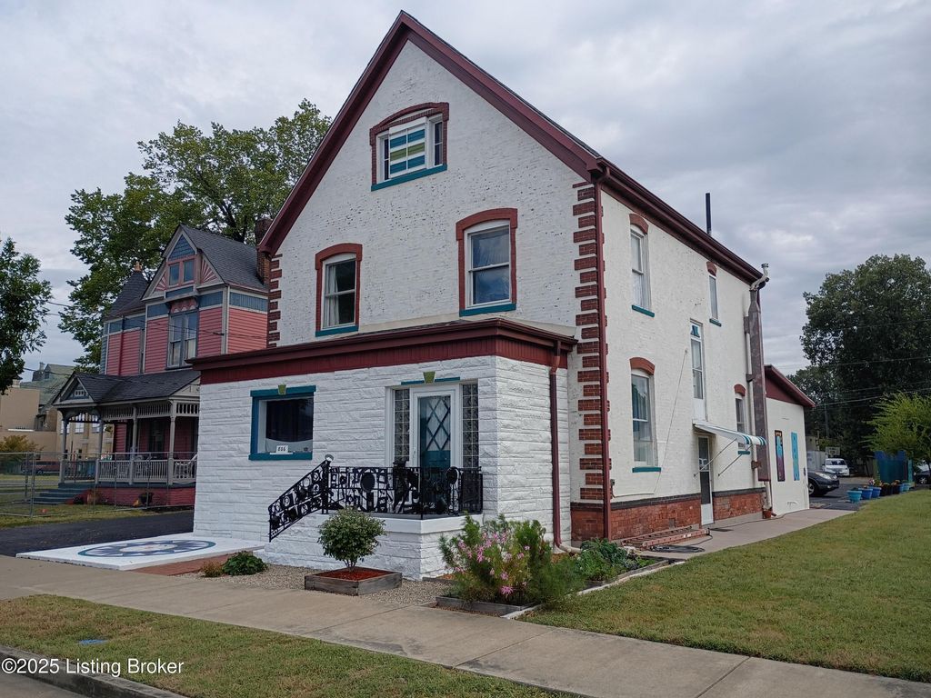 Photo of 806 Jefferson St, Paducah, KY 42001 (MLS # 1705718)