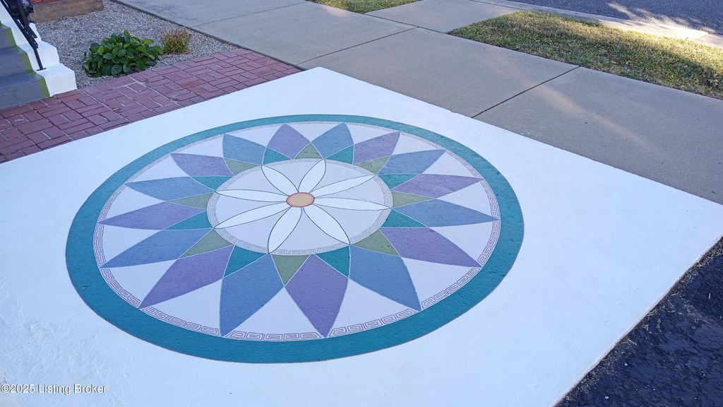 Photo of 806 Jefferson St, Paducah, KY 42001 (MLS # 1705718)