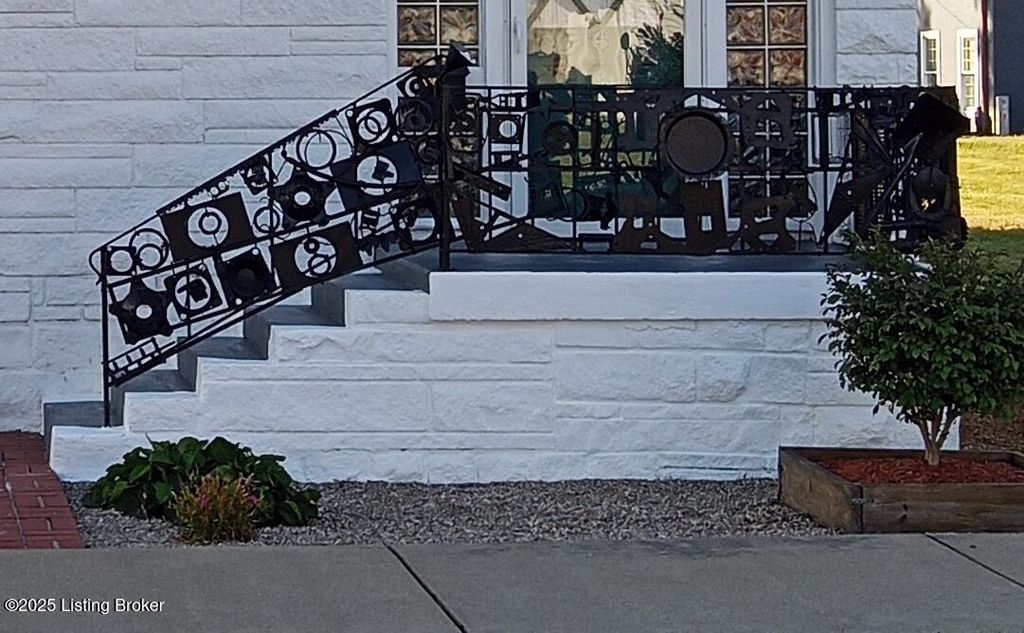 Photo of 806 Jefferson St, Paducah, KY 42001 (MLS # 1705718)