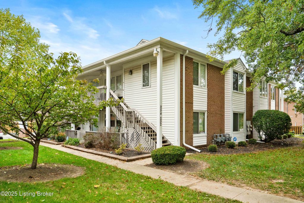 Photo of 252 MOSER RD Rd, Louisville, KY 40223 (MLS # 1703547)