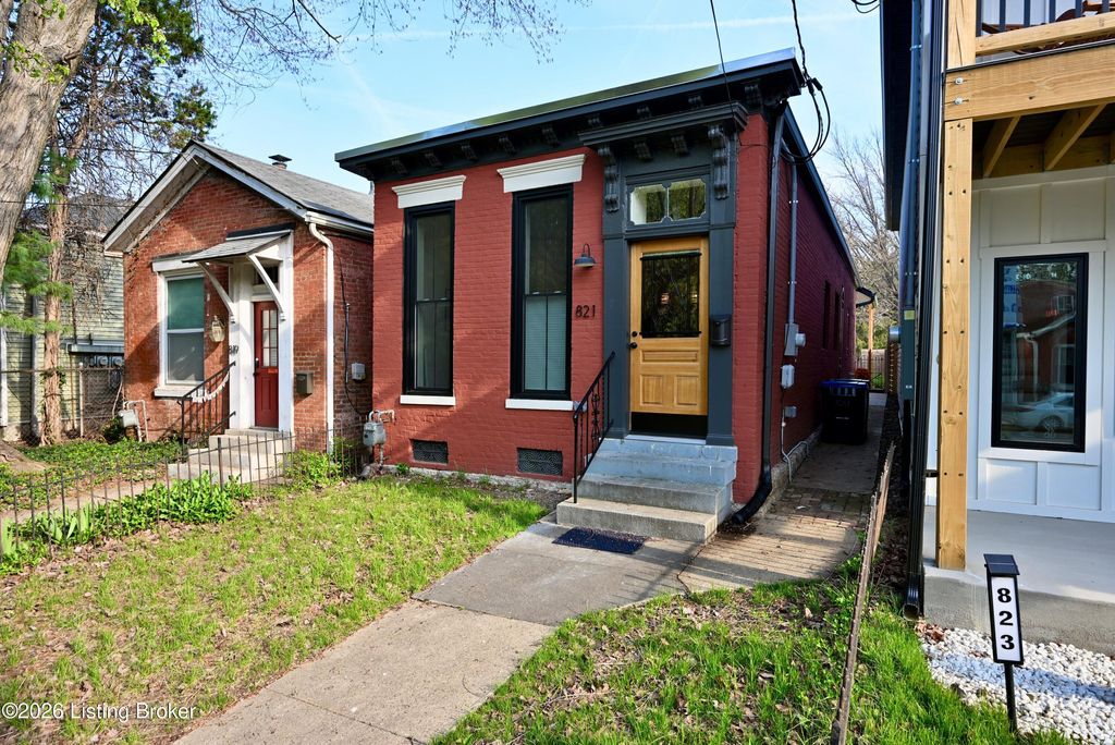 Photo of 821 E Chestnut St, Louisville, KY 40204 (MLS # 1712637)