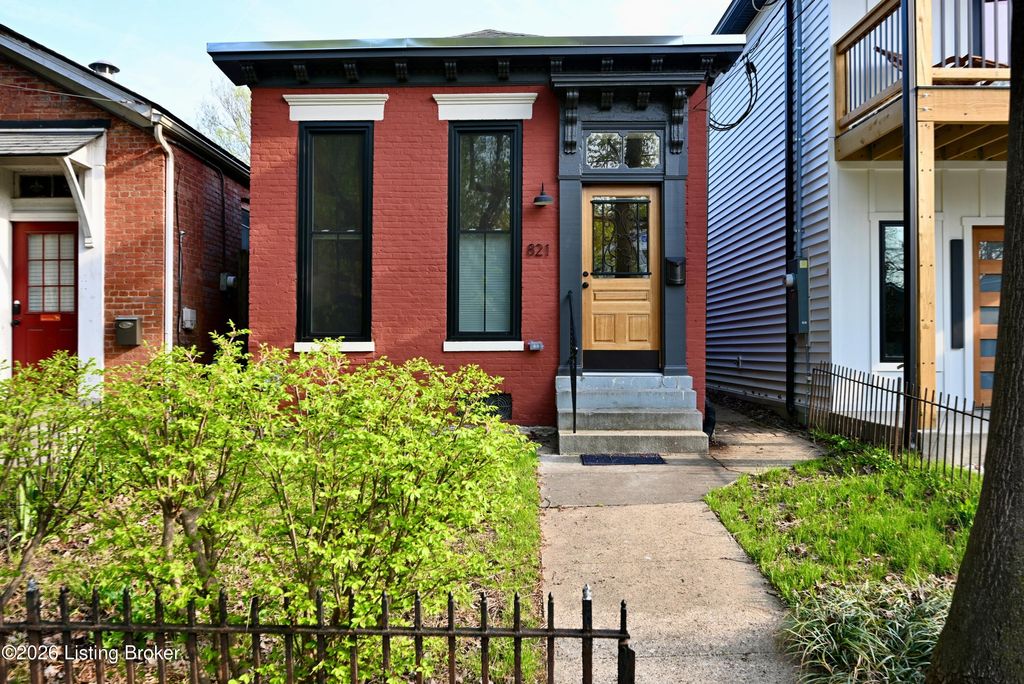 Photo of 821 E Chestnut St, Louisville, KY 40204 (MLS # 1712637)