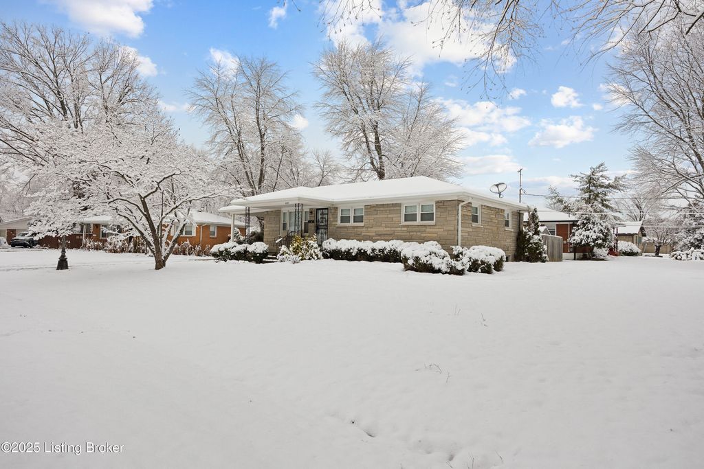 Photo of 4320 Jade Ct, Louisville, KY 40216 (MLS # 1704635)