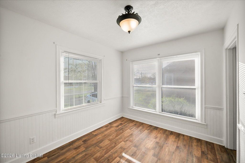 Photo of 404 Christopher Pl, Louisville, KY 40214 (MLS # 1715034)