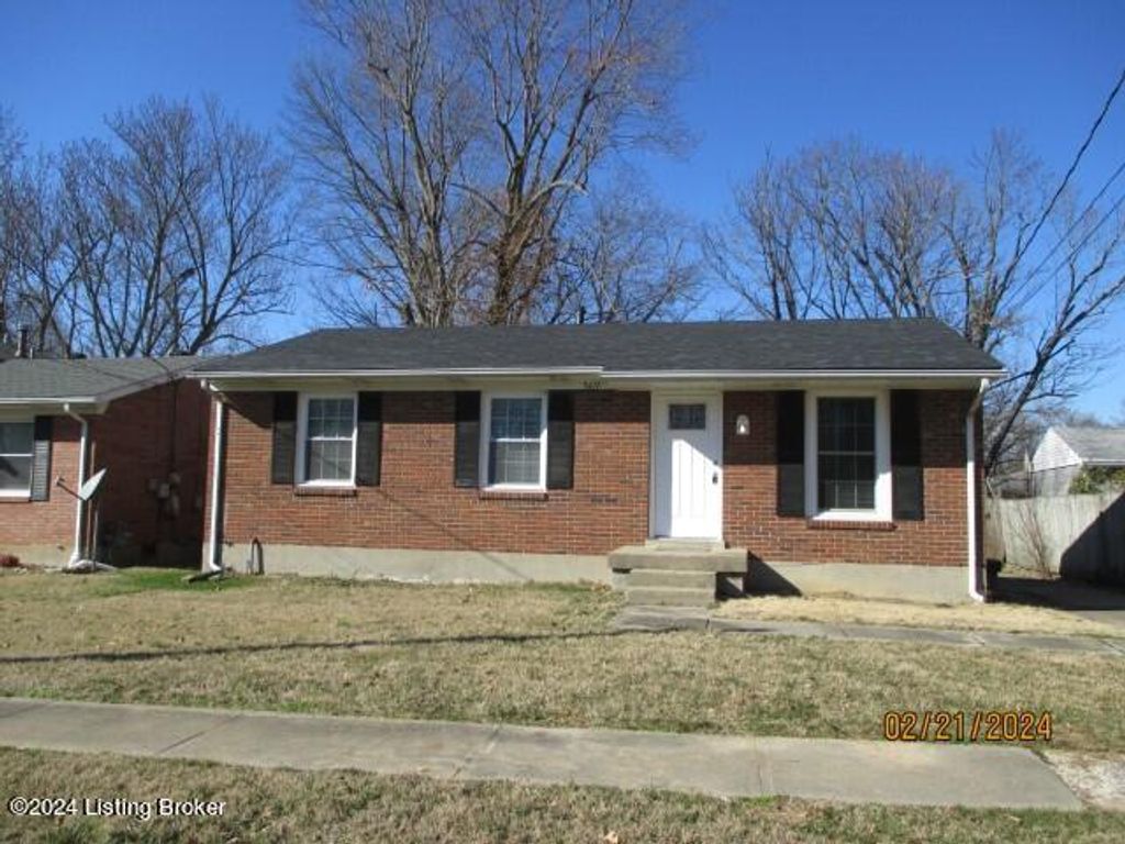 Photo of 5611 Littleridge Dr, Louisville, KY 40229 (MLS # 1704870)