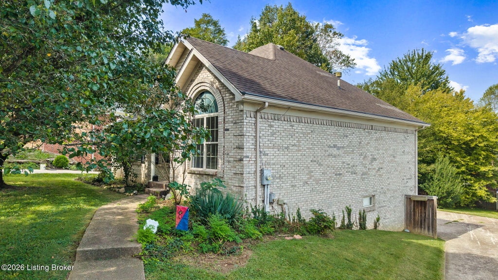 Photo of 805 Auburn Oaks Dr, Louisville, KY 40214 (MLS # 1729477)
