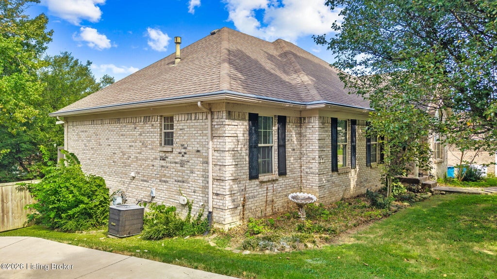 Photo of 805 Auburn Oaks Dr, Louisville, KY 40214 (MLS # 1729477)