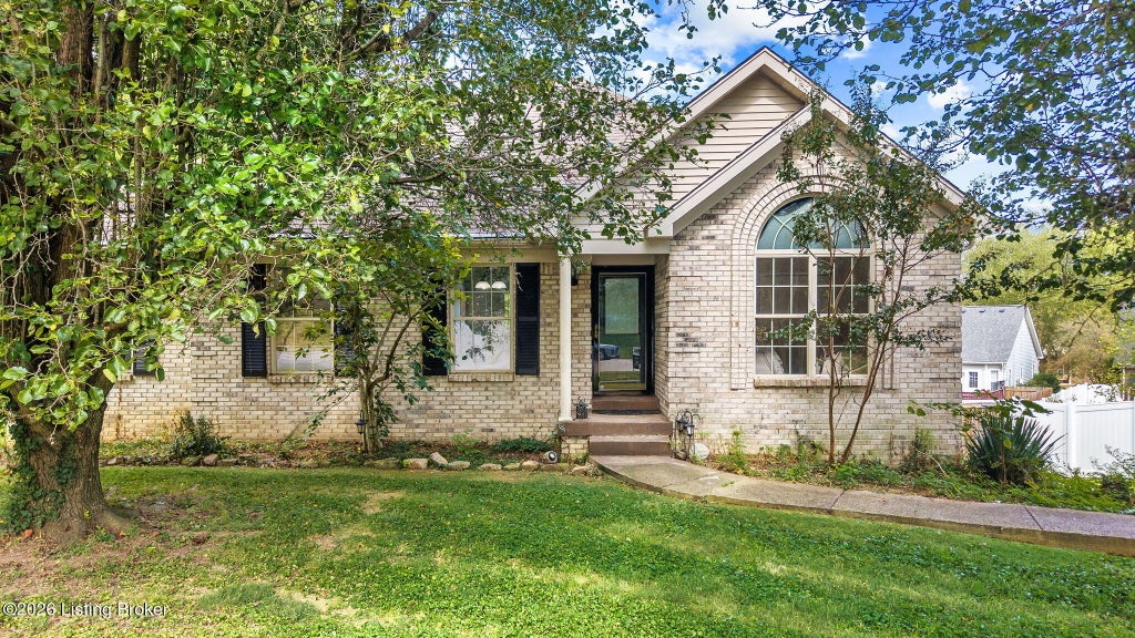 Photo of 805 Auburn Oaks Dr, Louisville, KY 40214 (MLS # 1729477)