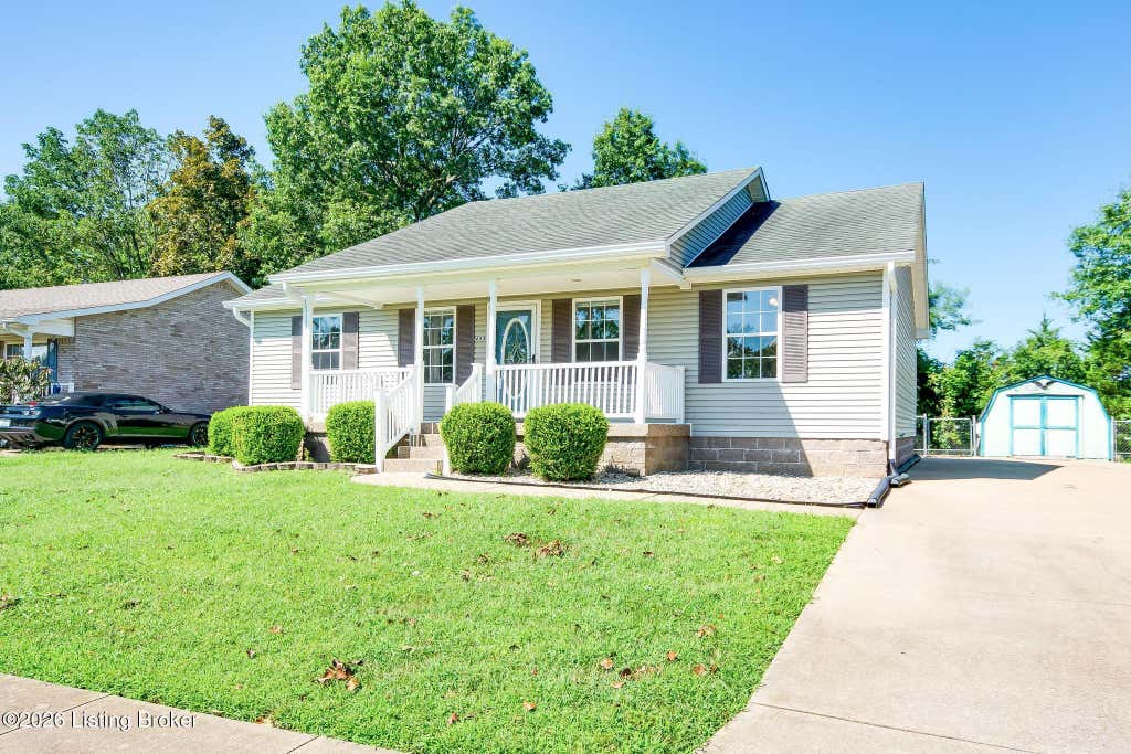 Photo of 633 River Oaks Dr, Shepherdsville, KY 40165 (MLS # 1726696)