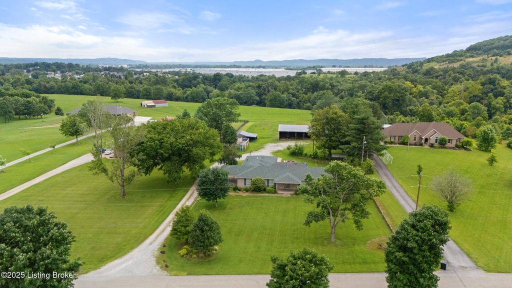 Photo of 364 Fairview Ln, Shepherdsville, KY 40165 (MLS # 1714848)