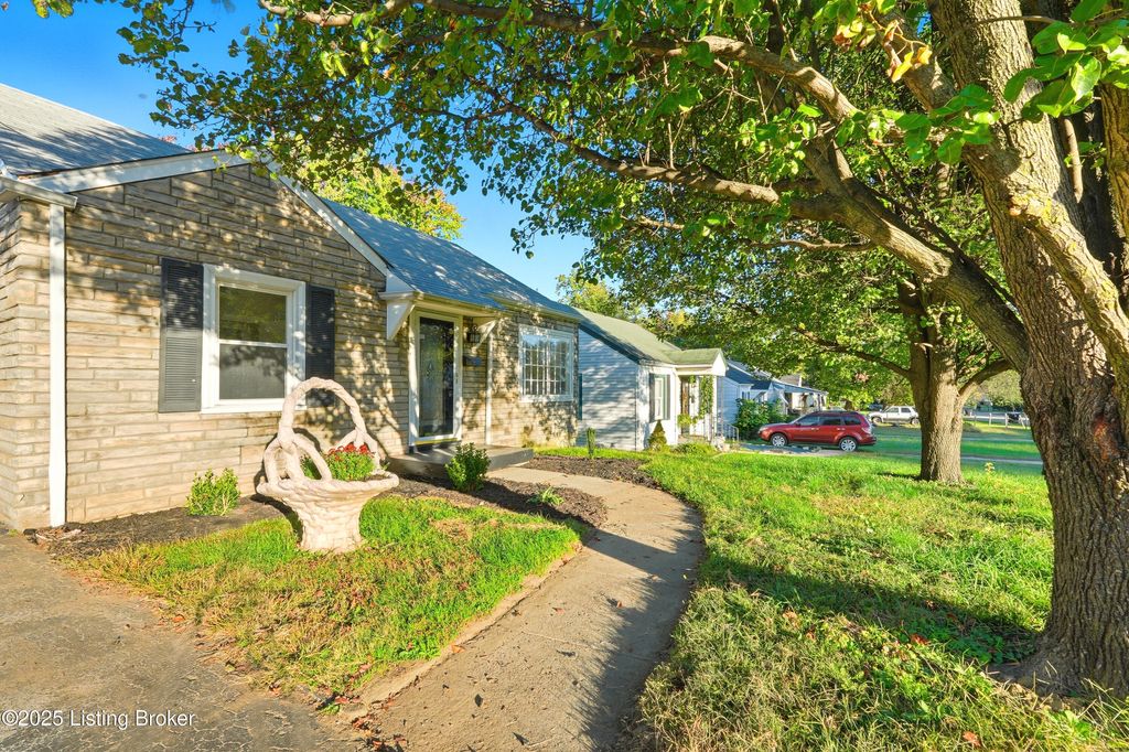 Photo of 4328 S 1st St, Louisville, KY 40214 (MLS # 1701809)