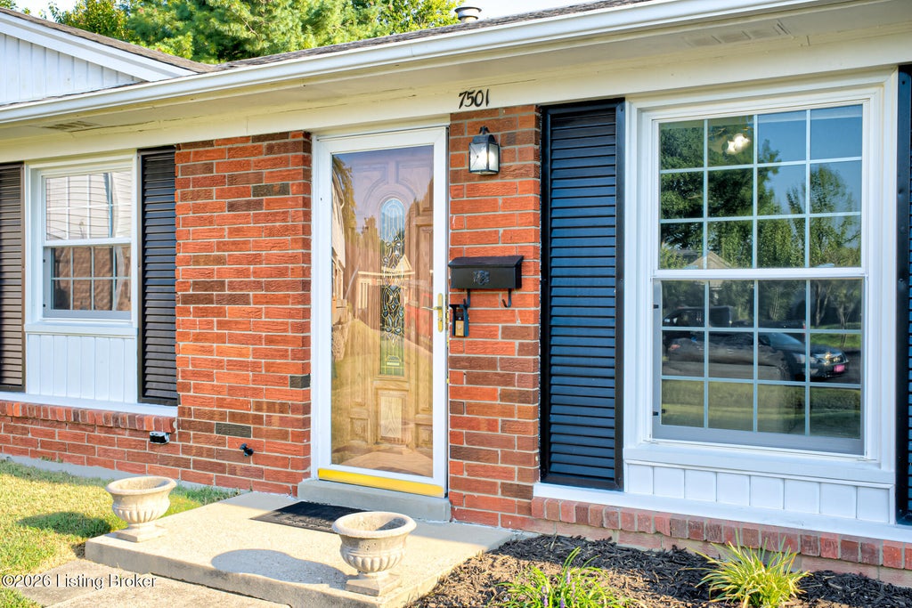 Photo of 7501 Revolutionary Ct, Louisville, KY 40214 (MLS # 1728340)