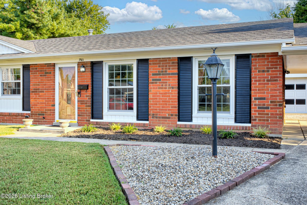 Photo of 7501 Revolutionary Ct, Louisville, KY 40214 (MLS # 1728340)