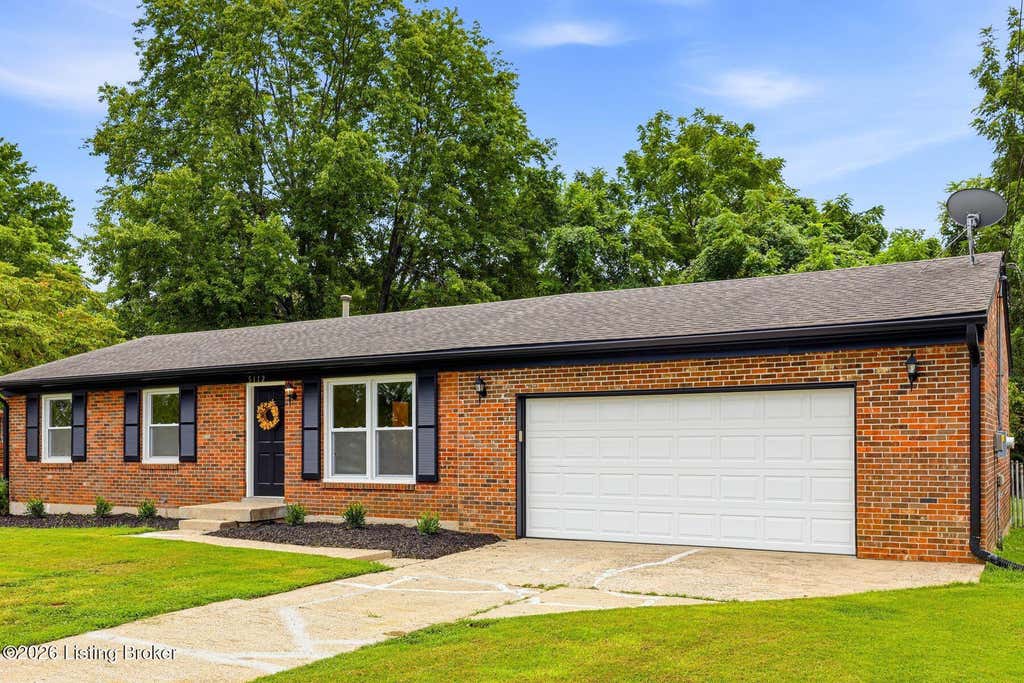 Photo of 5112 Mediterranean Ct, Louisville, KY 40219 (MLS # 1727336)