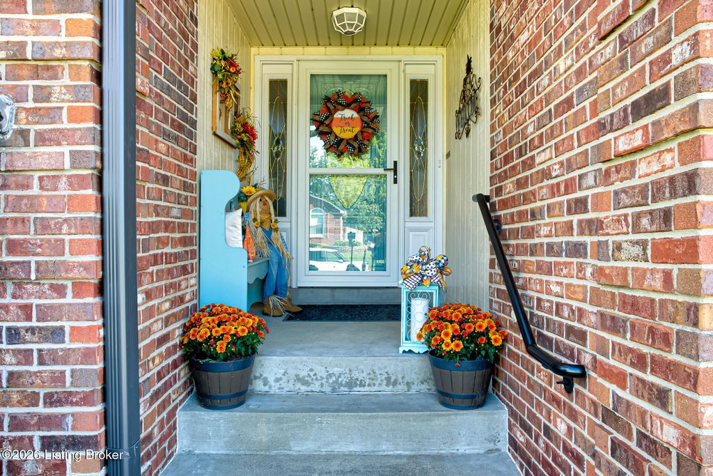 Photo of 5126 Hunters Point Cir, Louisville, KY 40216 (MLS # 1708618)