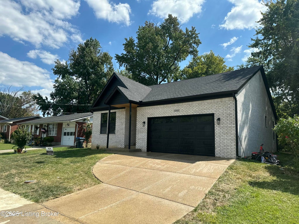 Photo of 5703 Spicewood Ln, Louisville, KY 40219 (MLS # 1728776)