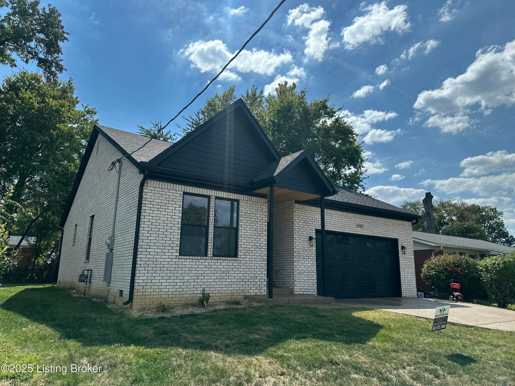 Photo of 5703 Spicewood Ln, Louisville, KY 40219 (MLS # 1728776)