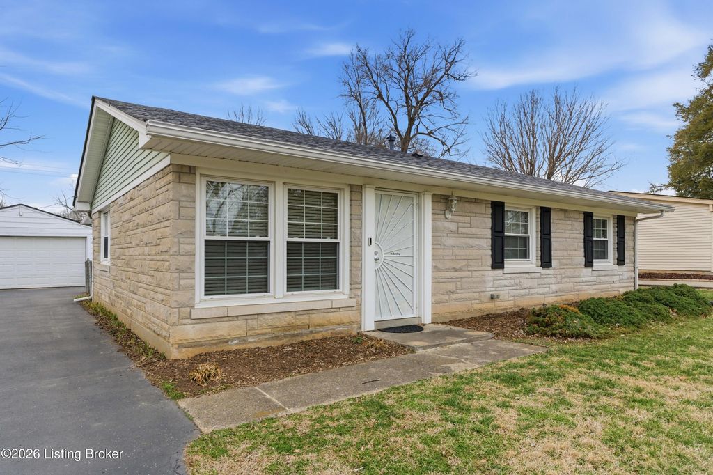 Photo of 1904 Wickham Way, Louisville, KY 40223 (MLS # 1710748)