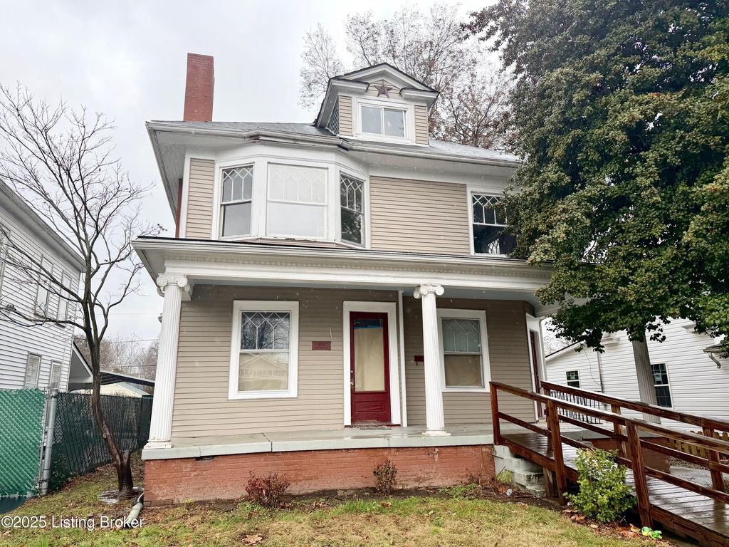 Photo of 1825 E Oak St, New Albany, IN 47150 (MLS # 1705392)