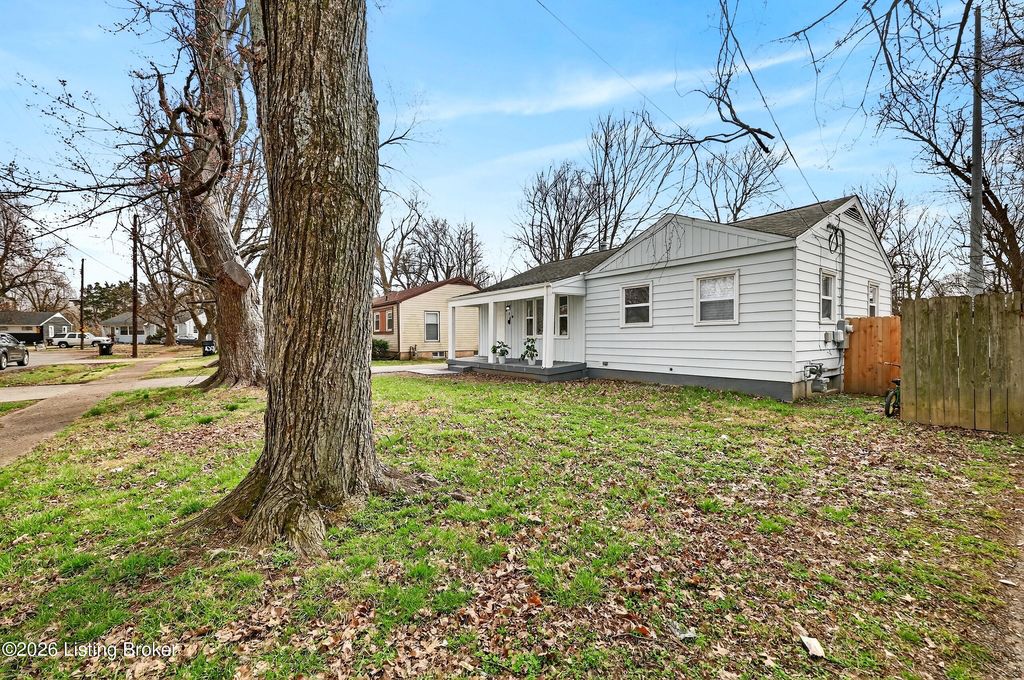 Photo of 418 W Southside Ct, Louisville, KY 40214 (MLS # 1711148)