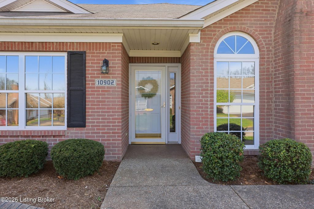 Photo of 10902 Oxford Commons Ct, Louisville, KY 40291 (MLS # 1712687)