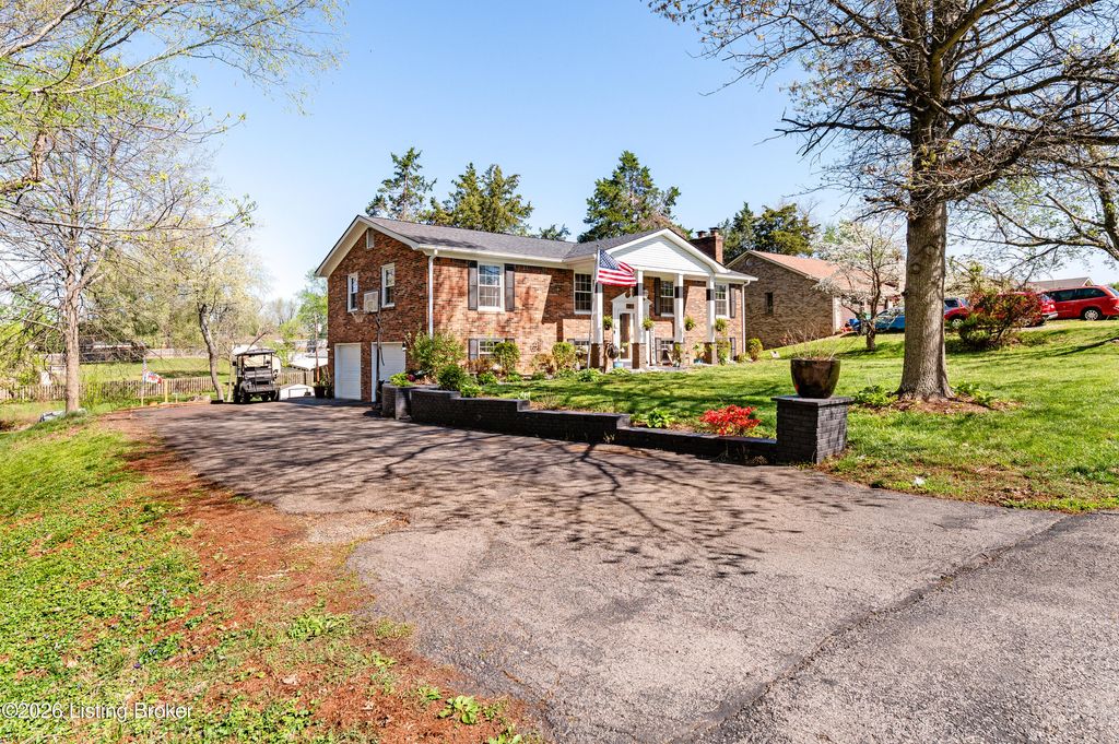 Photo of 202 Cedarview Dr, Shepherdsville, KY 40165 (MLS # 1714428)