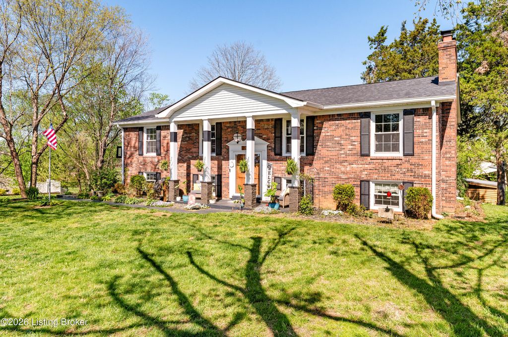 Photo of 202 Cedarview Dr, Shepherdsville, KY 40165 (MLS # 1714428)